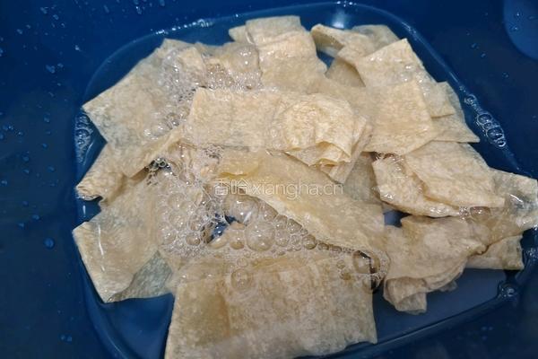 韭菜炒豆皮的做法图解1