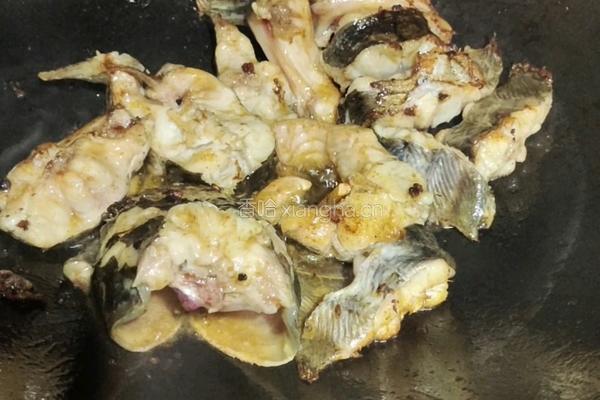 蒜烧鲶鱼的做法图解6