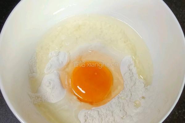 香肠鸡蛋饼串串的做法图解2