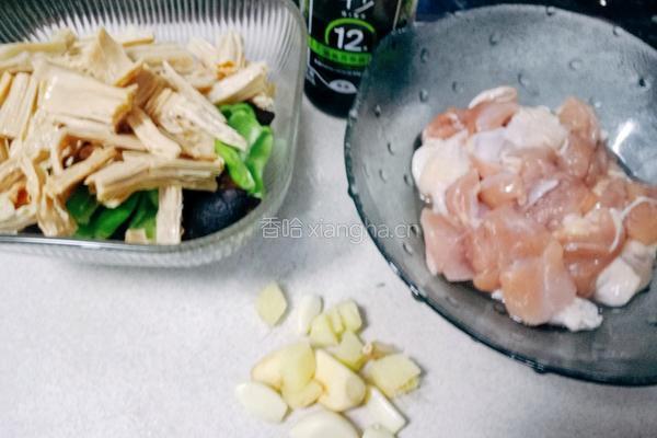 香菇鸡腿焖腐竹的做法图解1