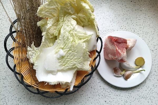 白菜炖粉条的做法图解1