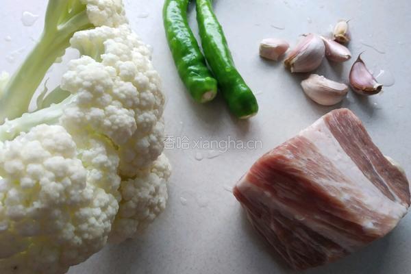 花菜木耳炒肉的做法图解1