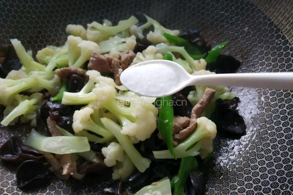 花菜木耳炒肉的做法图解10