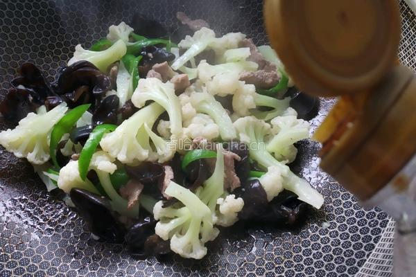 花菜木耳炒肉的做法图解11