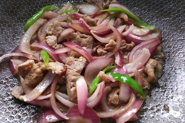 洋葱炒肉的做法图解10
