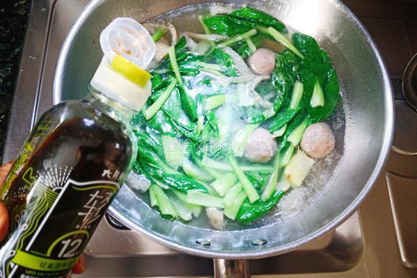 鸡毛菜粉丝皮肚汤的做法图解5