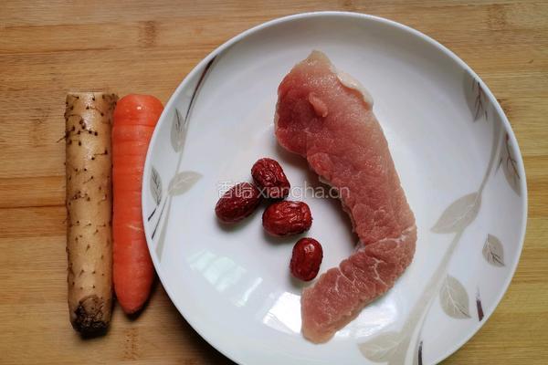 胡萝卜山药瘦肉汤的做法图解1
