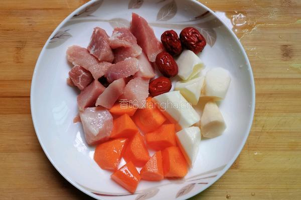 胡萝卜山药瘦肉汤的做法图解2