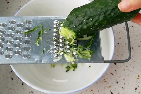 黄瓜蛋饼的做法图解2