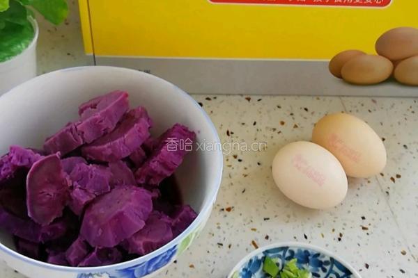 紫薯鸡蛋饼的做法图解1