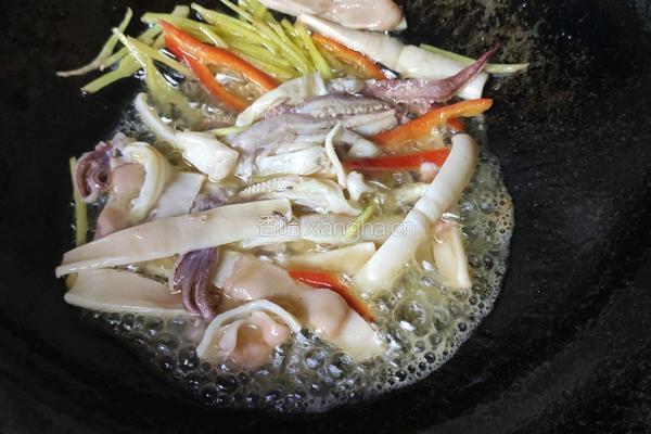荷兰豆炒鱿鱼的做法图解3