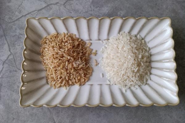 牛奶糙米燕麦粥的做法图解1