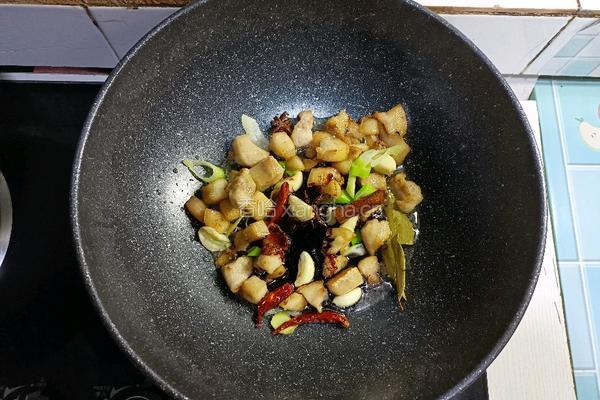 五花肉烀萝卜丁的做法图解7