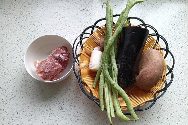 土豆茄子炖豆角的做法图解1