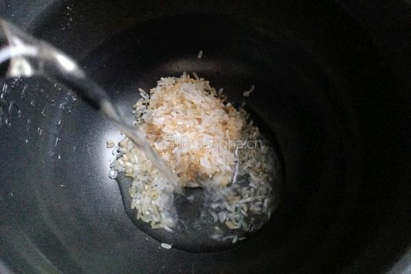 牛奶糙米燕麦粥的做法图解2