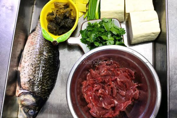 一上桌食欲大开~酸汤鲫鱼滑牛肉的做法图解1