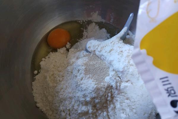 豆沙面包的做法图解3