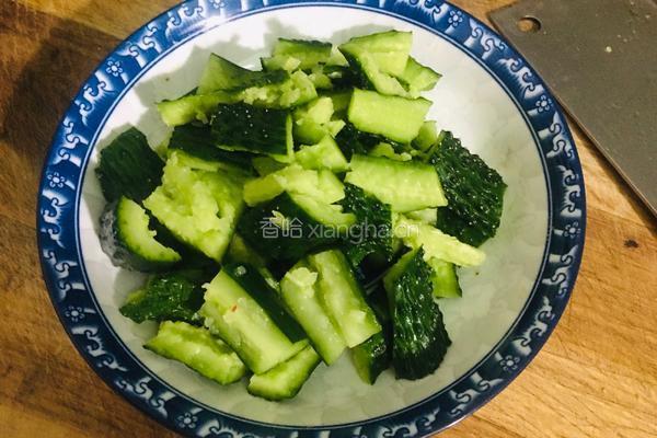 炝拌黄瓜的做法图解2