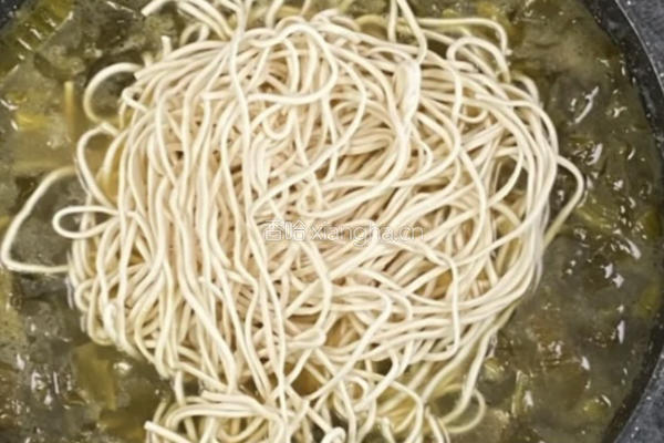 酸菜面的做法图解6