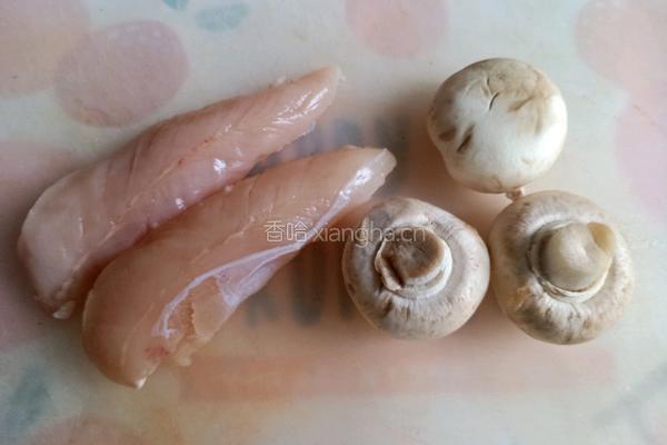 口蘑香煎鸡胸肉的做法图解1
