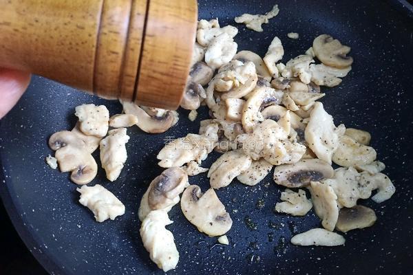 口蘑香煎鸡胸肉的做法图解9