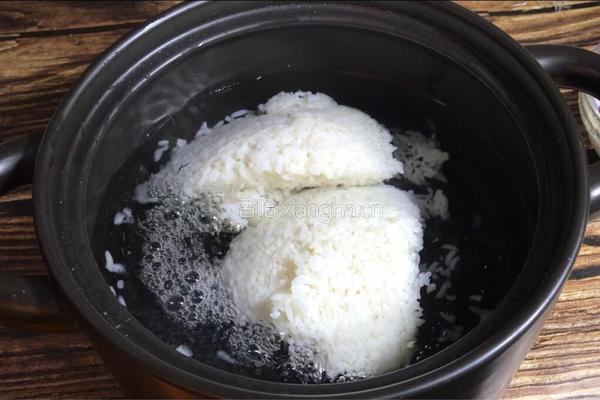 莴笋叶虾皮汤饭的做法图解3
