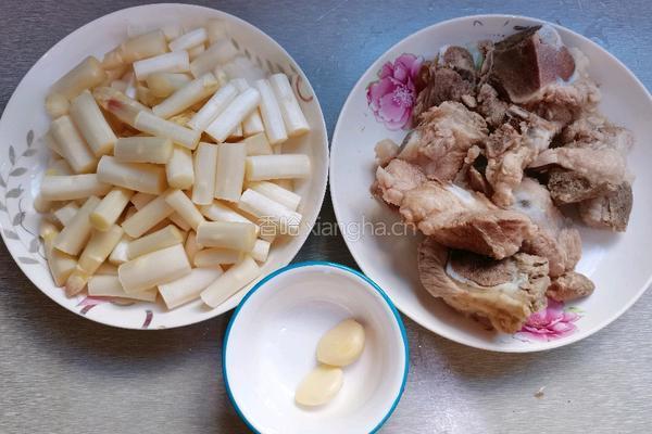 猪肉骨芦笋汤的做法图解2