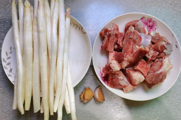 猪肉骨芦笋汤的做法图解1