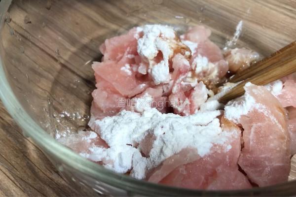 白菜炒肉的做法图解1