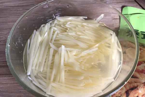 青红辣椒拌土豆丝的做法图解1