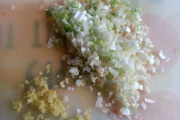 胡萝卜鲜肉馄饨的做法图解2
