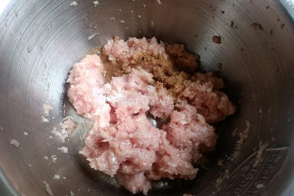 胡萝卜鲜肉馄饨的做法图解3