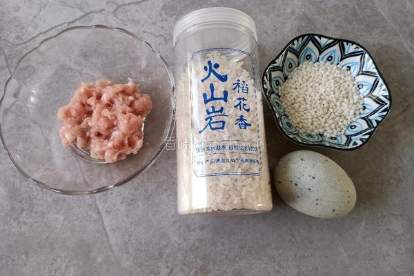 皮蛋瘦肉粥的做法图解1