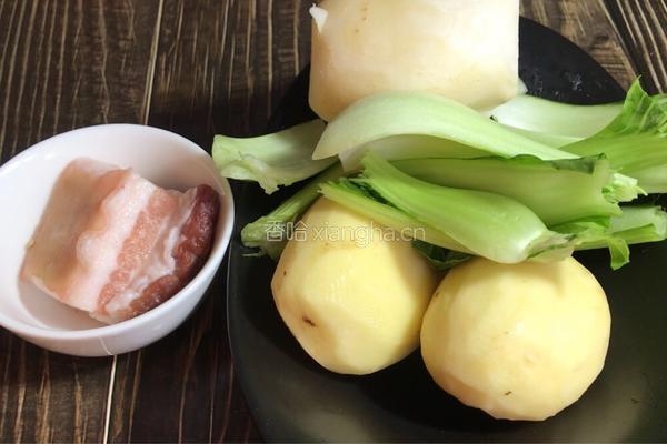 菜梗萝卜炖土豆的做法图解1