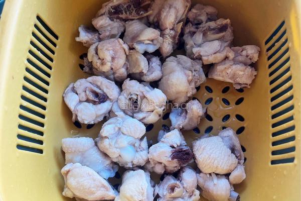 大盘鸡焖花卷的做法图解2
