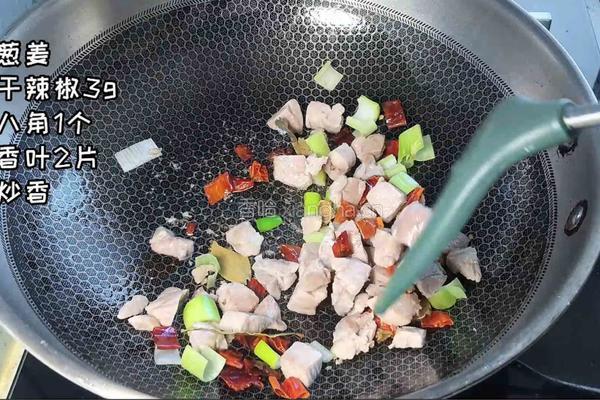 红烧肉炖豆角土豆的做法图解3