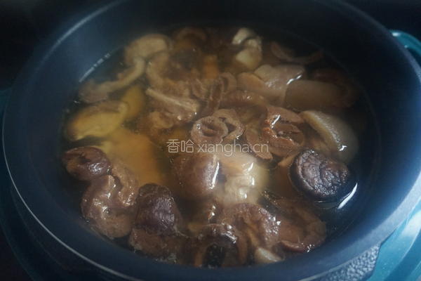 莴笋香菇蹄髈汤的做法图解9