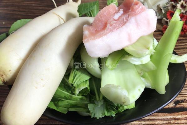 小白菜炖萝卜的做法图解1