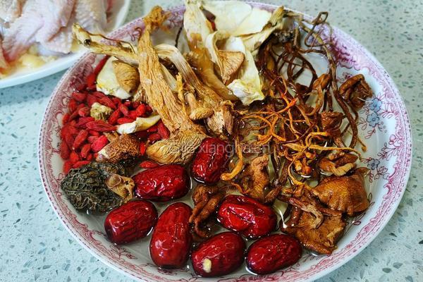 七彩菌煲鸡汤的做法图解3
