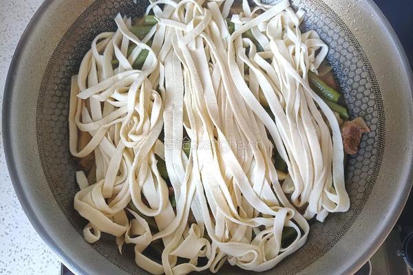 土豆炖豆角焖面的做法图解12