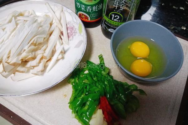 杏鲍菇鸡蛋炒辣椒的做法图解1