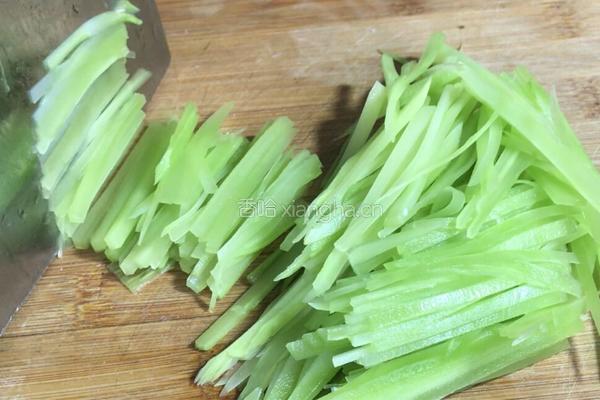 枸杞莴笋肉丝汤的做法图解2