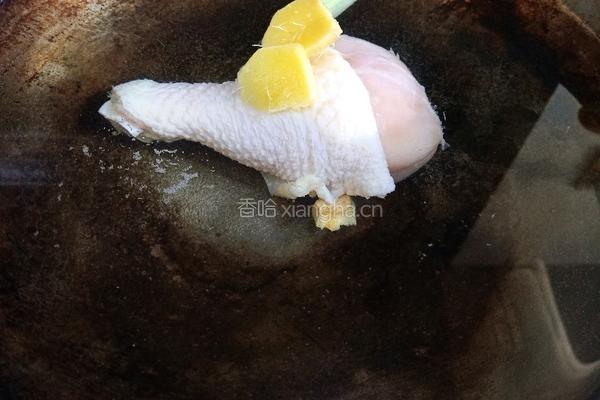 马蹄玉米鸡腿汤的做法图解1