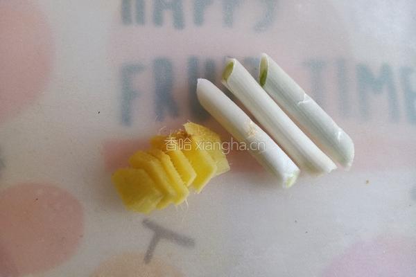 马蹄玉米鸡腿汤的做法图解2