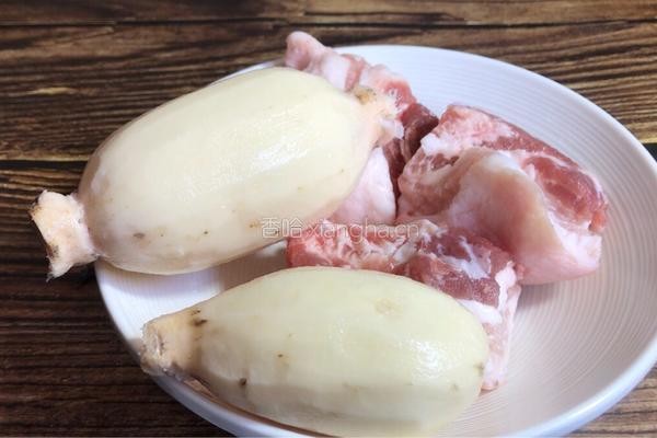 红烧肉炖莲藕的做法图解1