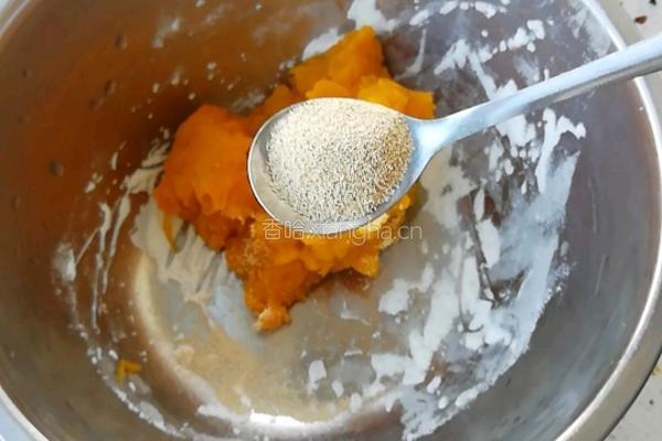 南瓜豆沙饼的做法图解3