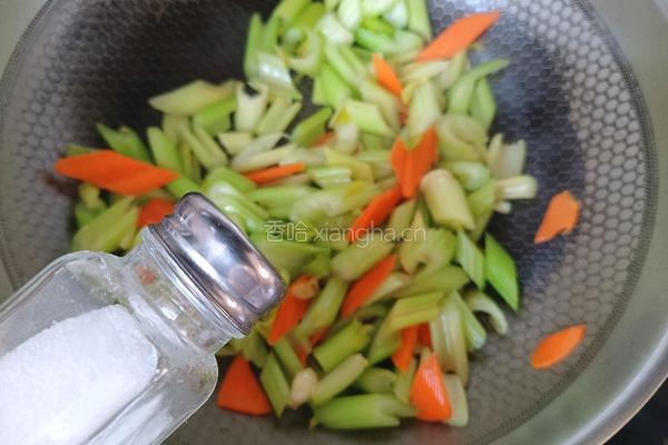 芹菜炒胡萝卜的做法图解8