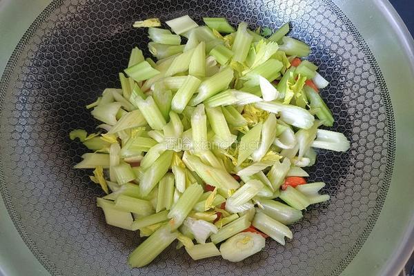 芹菜炒胡萝卜的做法图解7