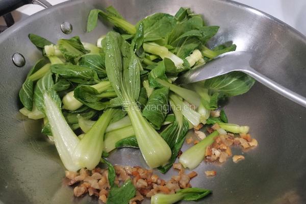 猪油渣炒小棠菜的做法图解7