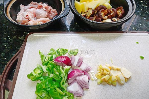 酱香鸡腿香菇焖土豆的做法图解2